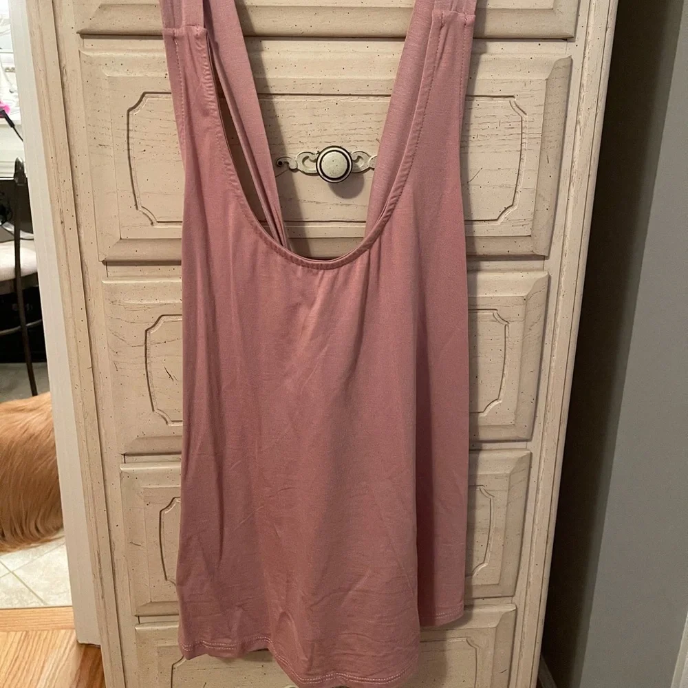 Lulu’s Tanktop - Picture 3 of 5